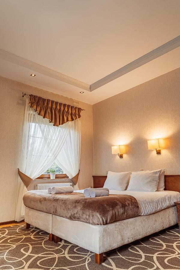 Hotel Dwor Choiny Kazimierówka Esterno foto