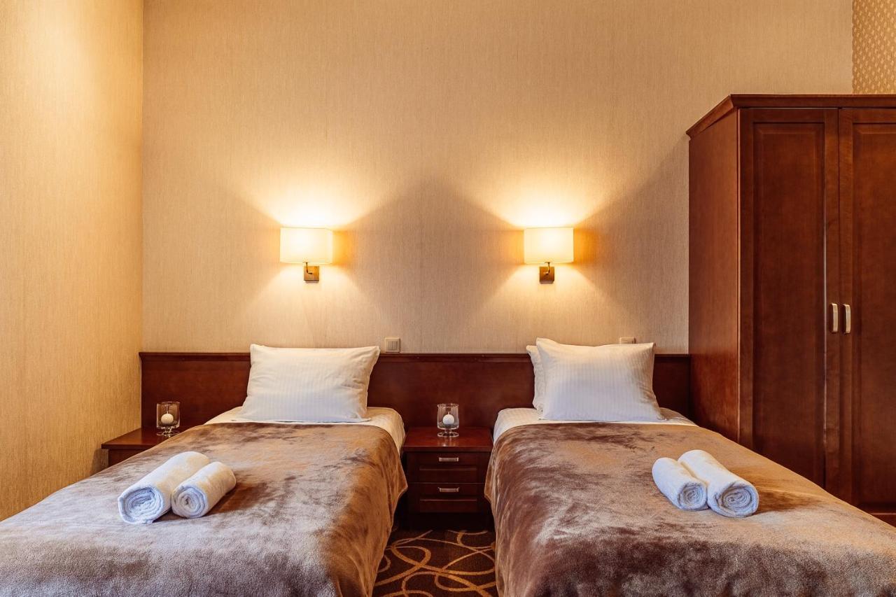 Hotel Dwor Choiny Kazimierówka Esterno foto