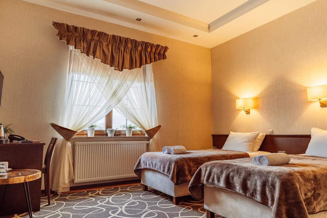 Hotel Dwor Choiny Kazimierówka Esterno foto
