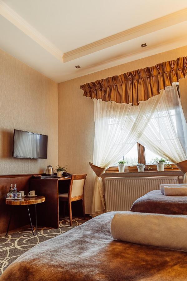 Hotel Dwor Choiny Kazimierówka Esterno foto
