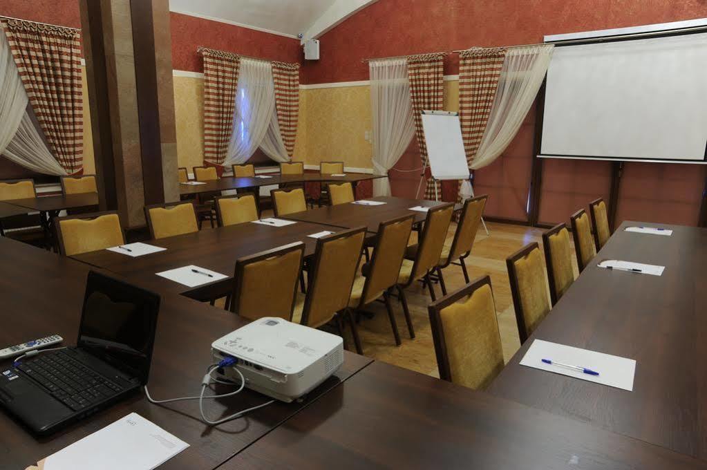 Hotel Dwor Choiny Kazimierówka Esterno foto