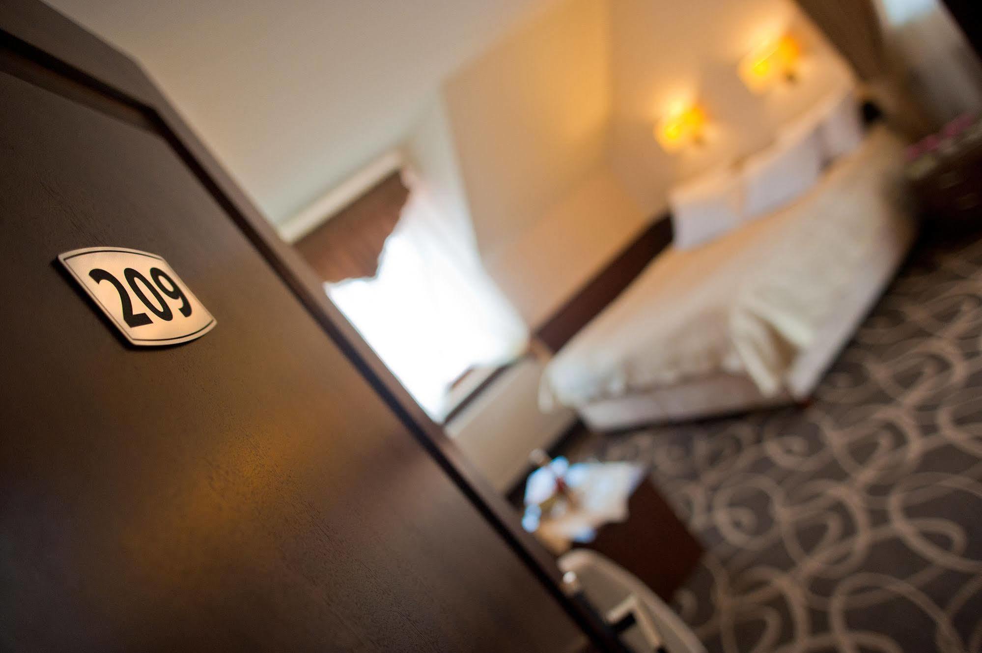 Hotel Dwor Choiny Kazimierówka Esterno foto