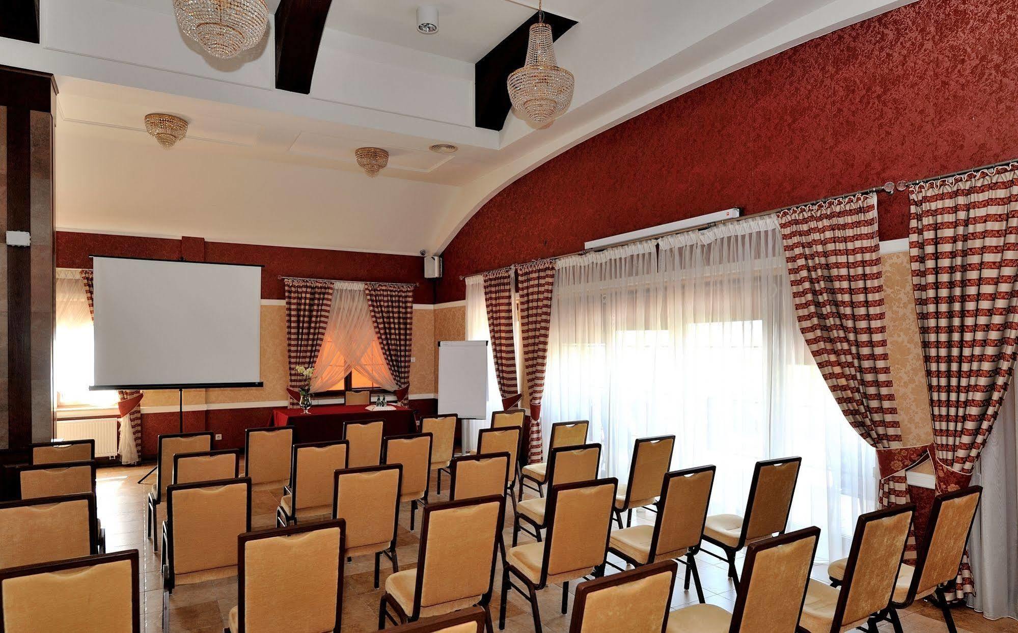 Hotel Dwor Choiny Kazimierówka Esterno foto