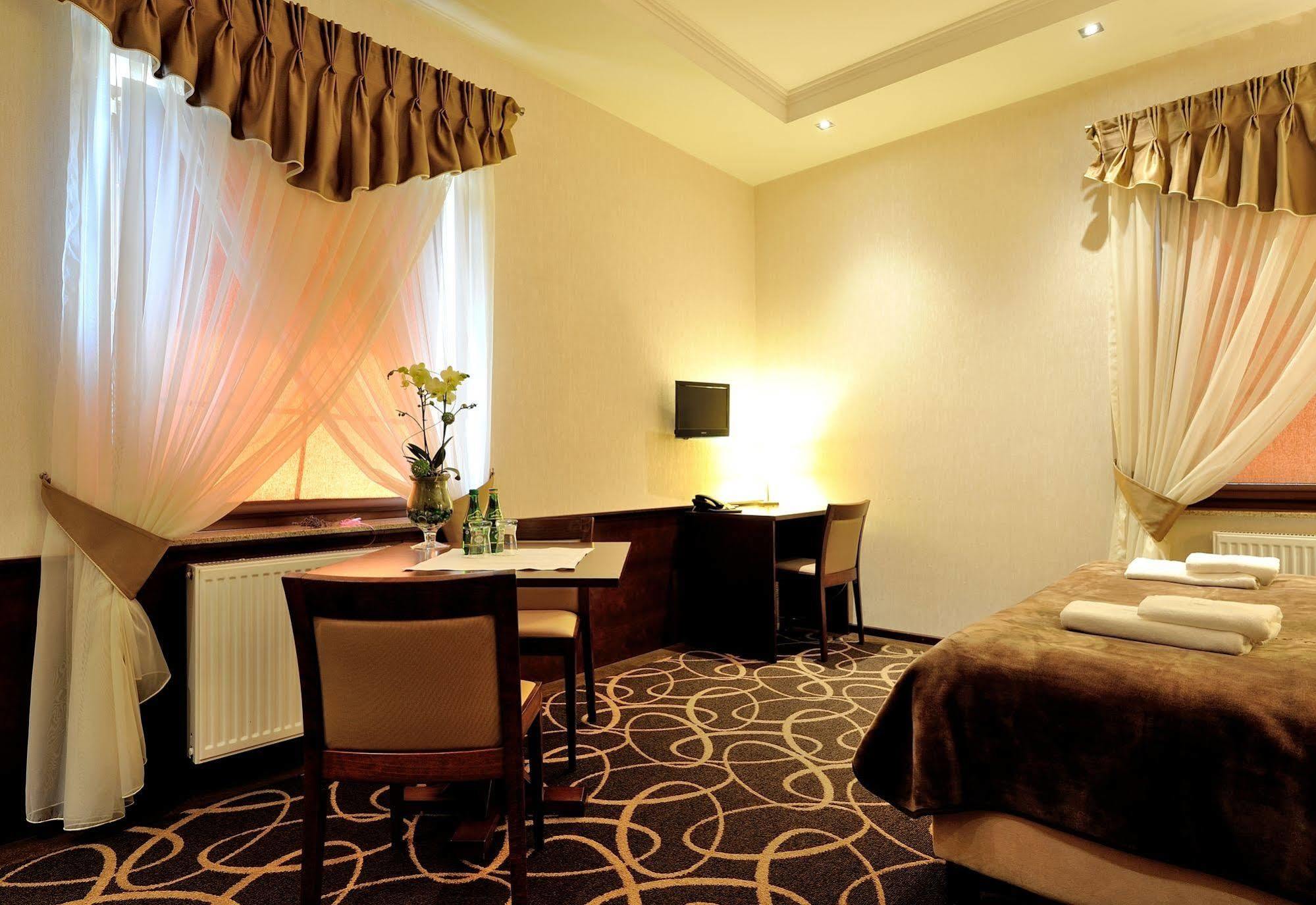 Hotel Dwor Choiny Kazimierówka Esterno foto