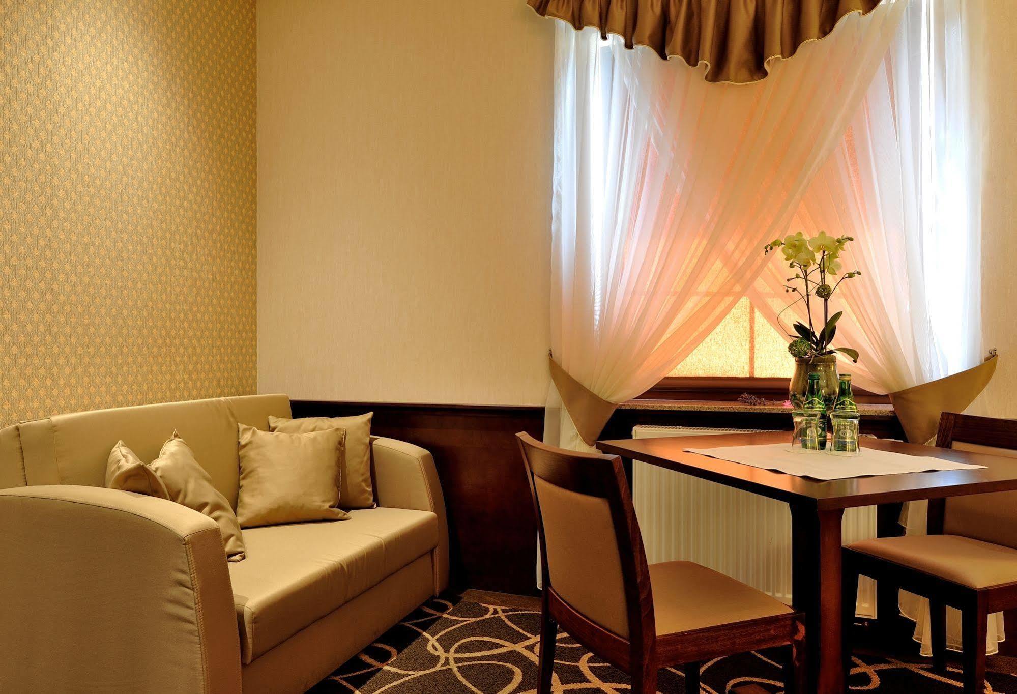 Hotel Dwor Choiny Kazimierówka Esterno foto