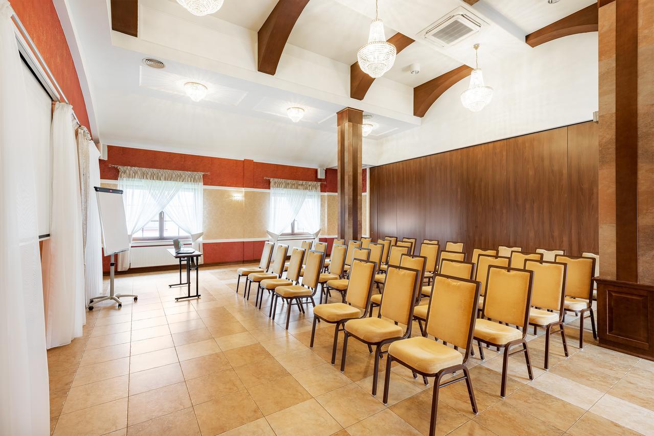 Hotel Dwor Choiny Kazimierówka Esterno foto