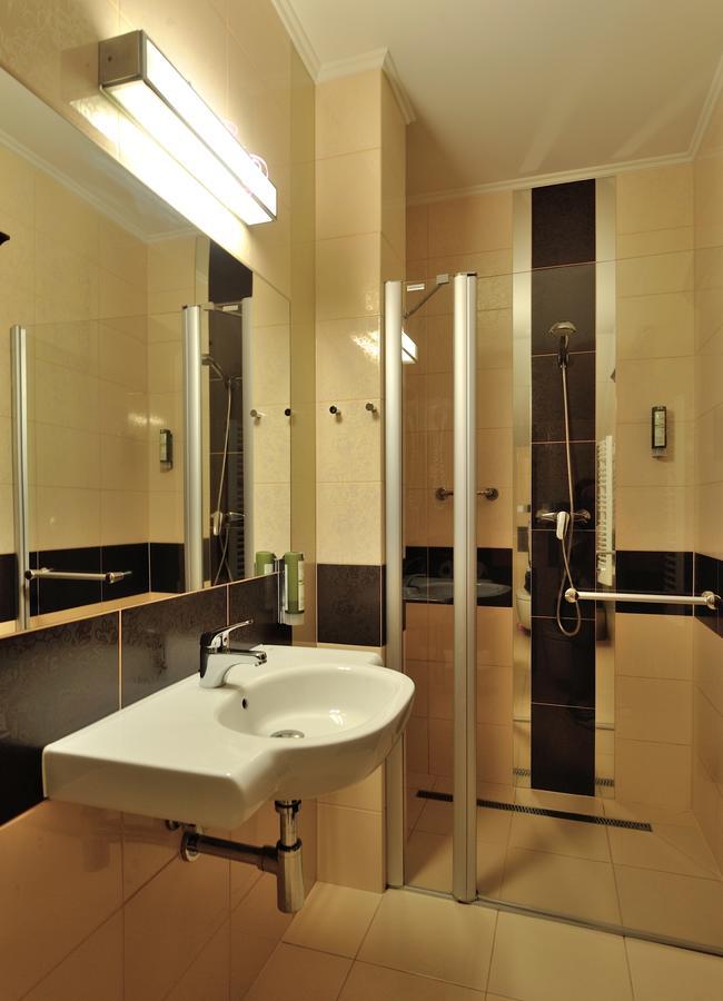 Hotel Dwor Choiny Kazimierówka Esterno foto