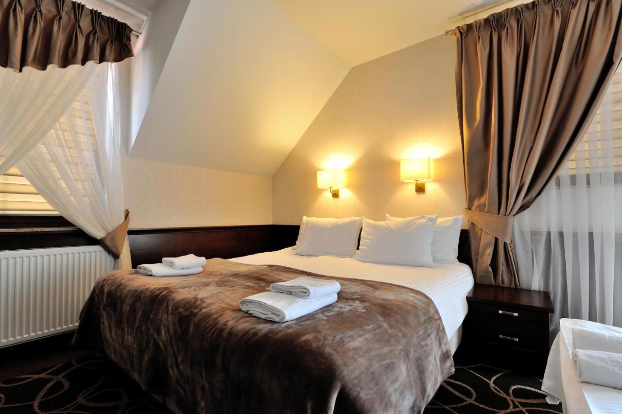 Hotel Dwor Choiny Kazimierówka Esterno foto