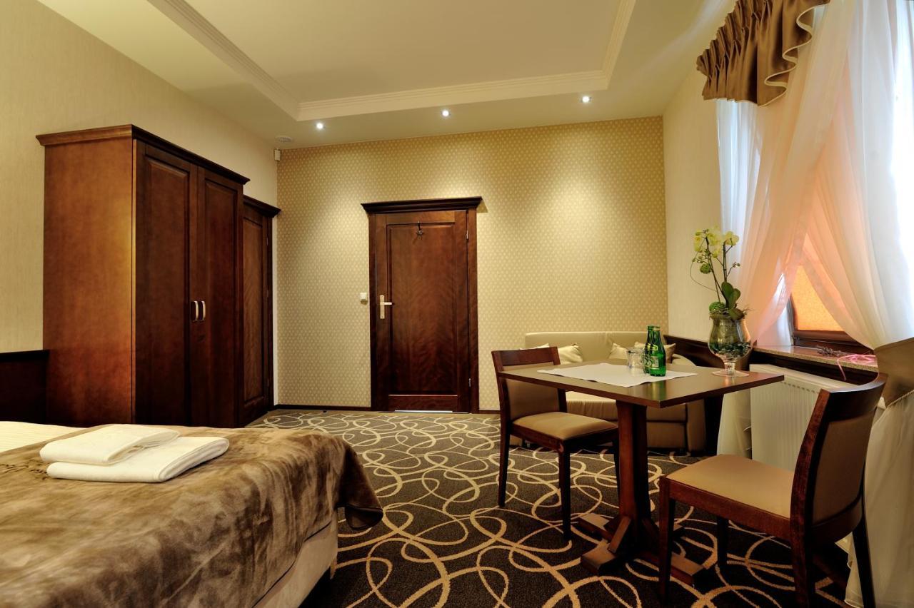 Hotel Dwor Choiny Kazimierówka Esterno foto
