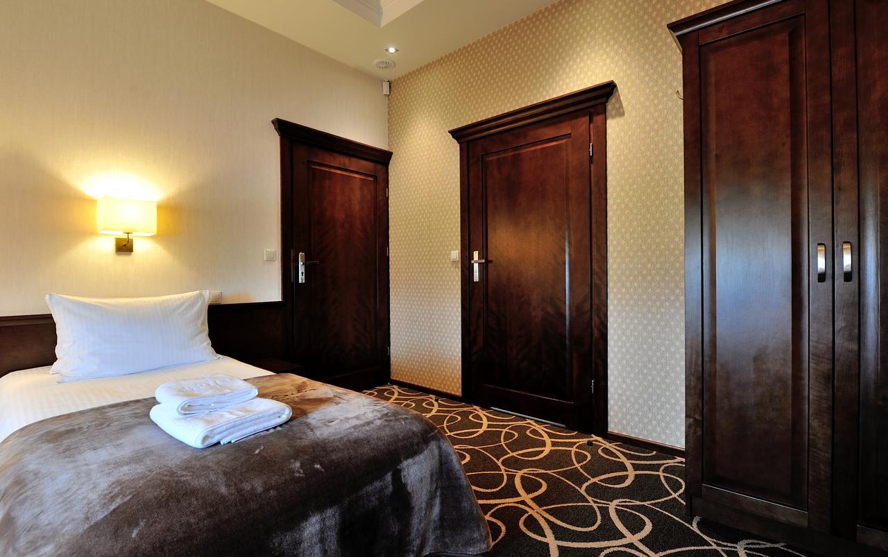 Hotel Dwor Choiny Kazimierówka Esterno foto