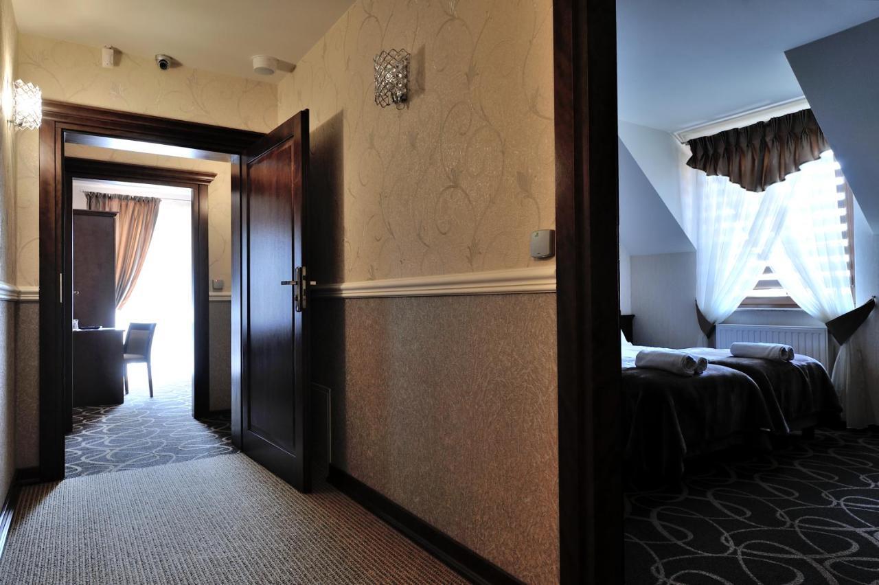 Hotel Dwor Choiny Kazimierówka Esterno foto