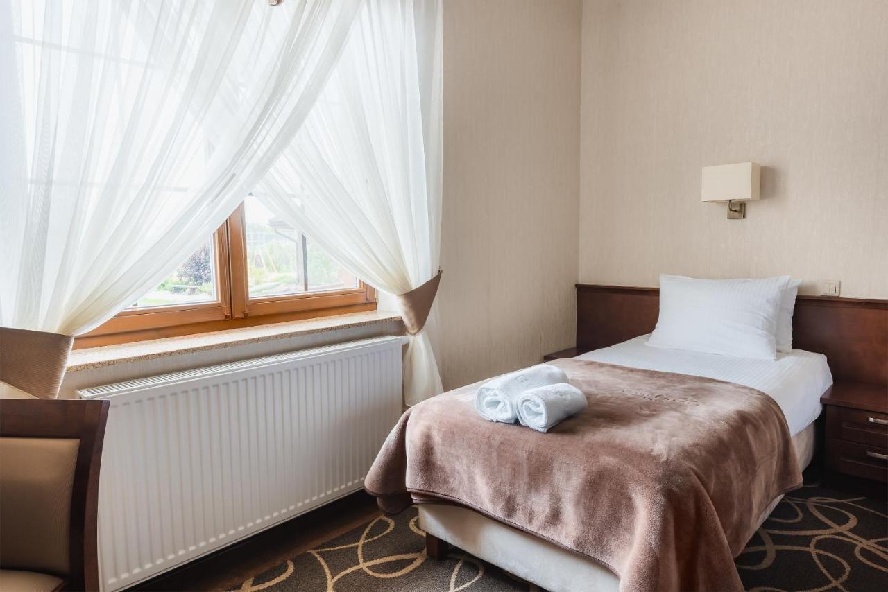 Hotel Dwor Choiny Kazimierówka Esterno foto