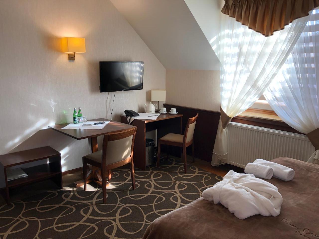 Hotel Dwor Choiny Kazimierówka Esterno foto